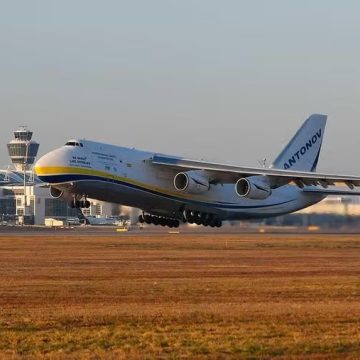 Maior avião de carga do mundo pousa neste sábado (15) no Brasil: conheça o Antonov AN-124