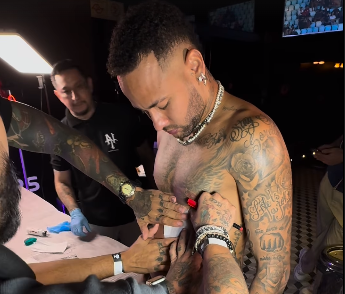 Neymar faz tatuagem em homenagem à sua filha, Mavie