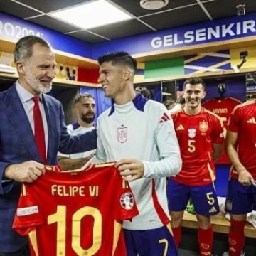 Rei da Espanha faz visita a vestiário de seleção e se espanta com idade de promessa do futebol