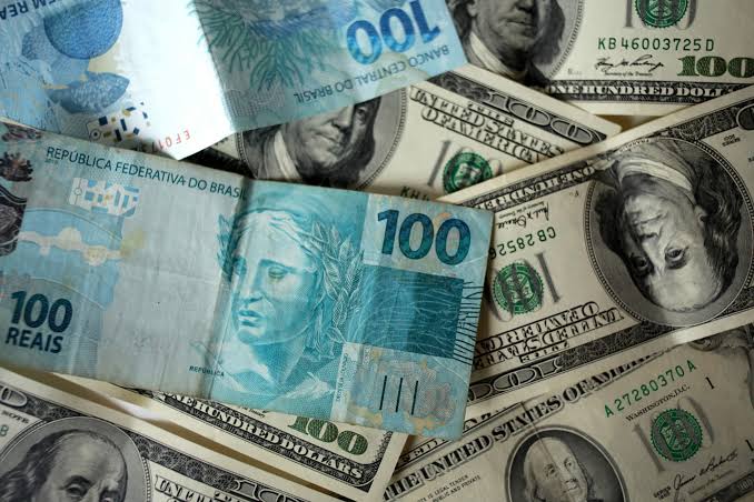 Real é a 5° moeda que mais sofreu desvalorização frente ao dólar em 2024