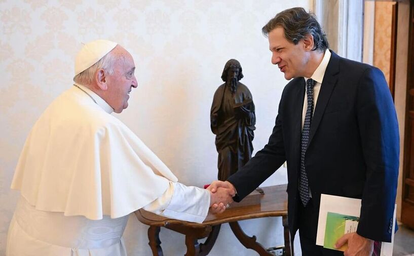 Ministro Fernando Haddad presenteia Papa Francisco com cuia de chimarrão
