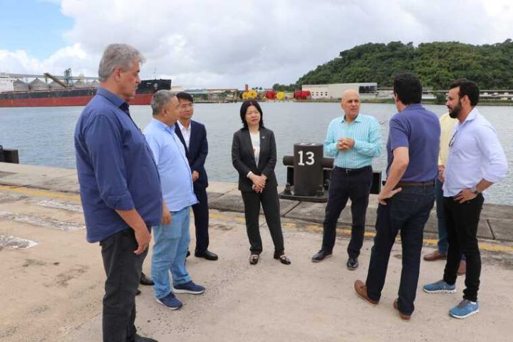 Executivos chineses visitam terminal portuário na Bahia