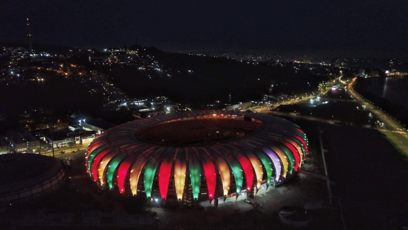 Estádio Beira-Rio, em Porto Alergre, é iluminado com cores da bandeira do RS após um mês sem energia