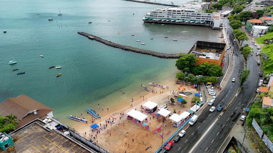 Praia da Preguiça recebe mutirão de limpeza em celebração ao Dia Mundial dos Oceanos