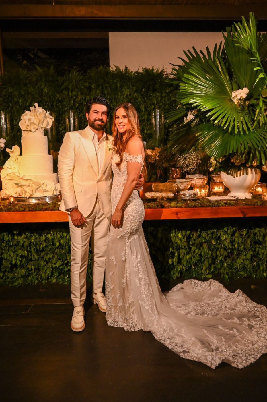 Dermatologista Thais Cerqueira se casa com o empresário Bruno Silvestre em festa animada por Carlinhos Brown em Salvador. Veja fotos