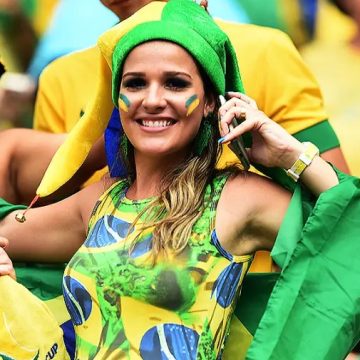 Torcedoras De Futebol Feminino No Brasil: Dedicação E Apoio