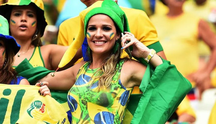 Torcedoras De Futebol Feminino No Brasil: Dedicação E Apoio