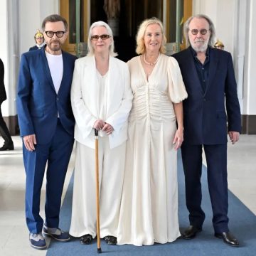 Integrantes do ABBA se reúnem para receber prêmio na Suécia