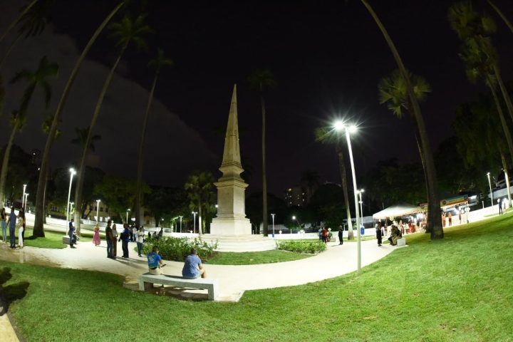 Prefeitura entrega restauração da histórica Praça da Aclamação