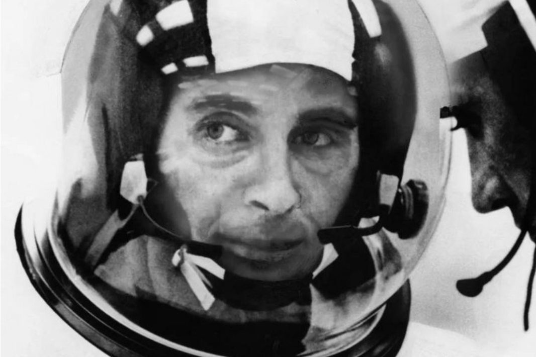 Astronauta autor de foto histórica da Terra vista da Lua morre em acidente aéreo