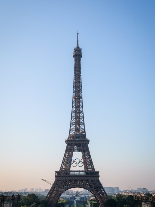 Anéis olímpicos são instalados na Torre Eiffel; confira