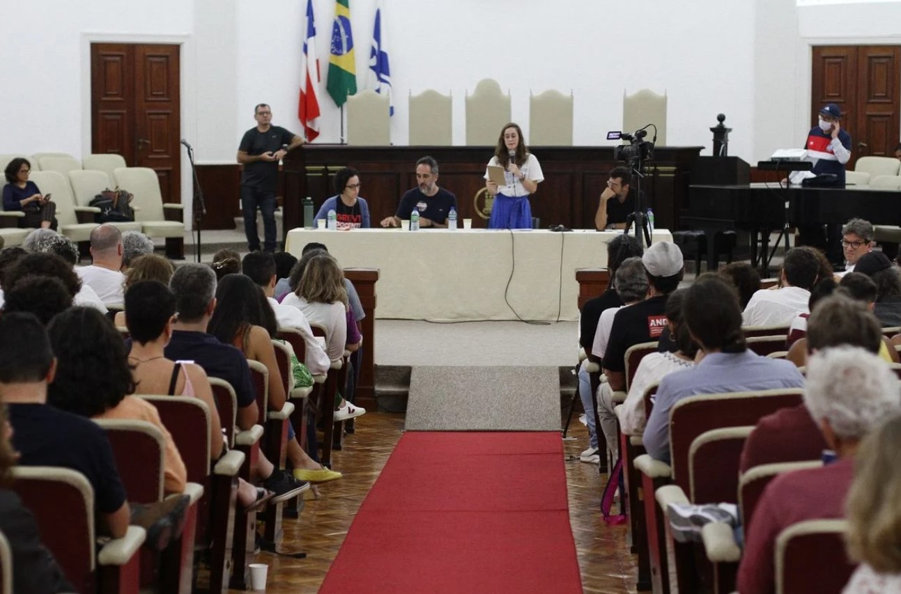 Greve na Ufba é mantida após nova assembleia com professores