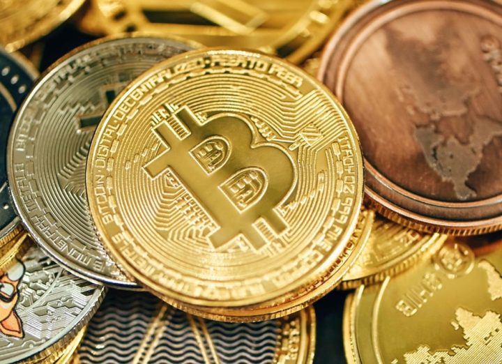 Bitcoin lidera retornos de investimentos no primeiro semestre; ações brasileiras registram queda