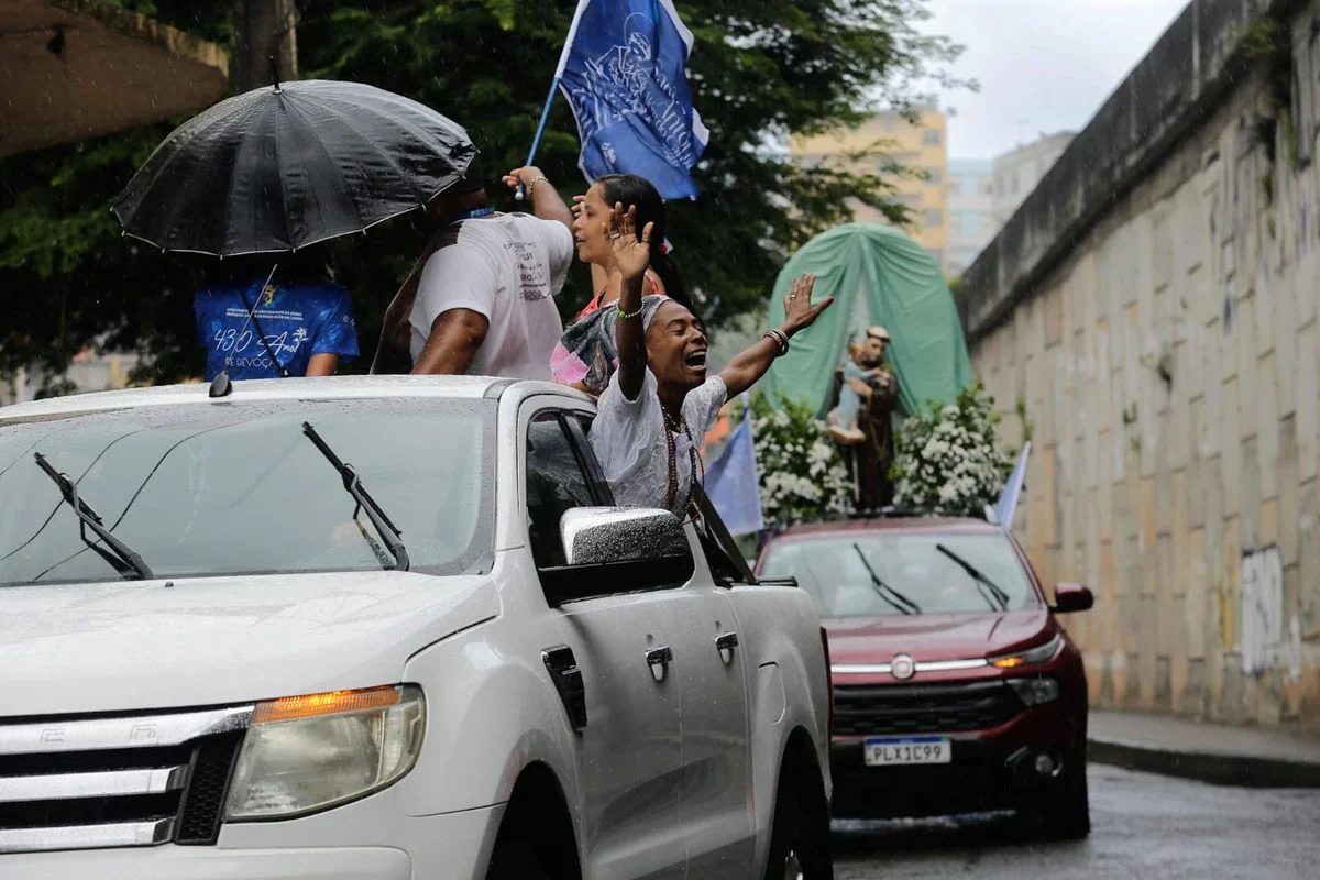 Devotos de Santo Antônio fazem carreata pelas ruas do Centro Histórico