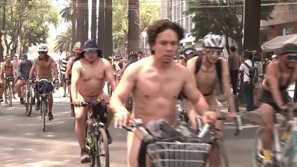Ciclistas nus protestam contra carros nas ruas de Londres e da Cidade do México