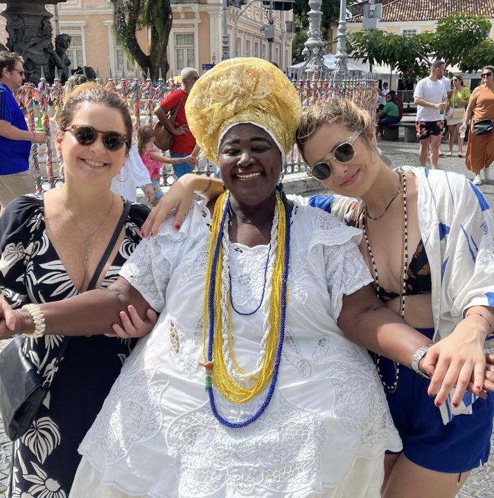 Em Salvador para peça, atriz Claudia Abreu aproveita para turistar; veja fotos