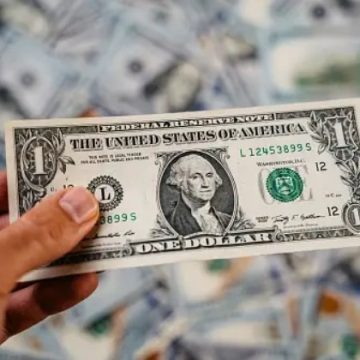 Dólar sobe e fecha a R$ 5,46, maior patamar registrado em dois anos
