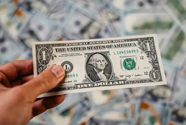 Dólar sobe e fecha a R$ 5,46, maior patamar registrado em dois anos