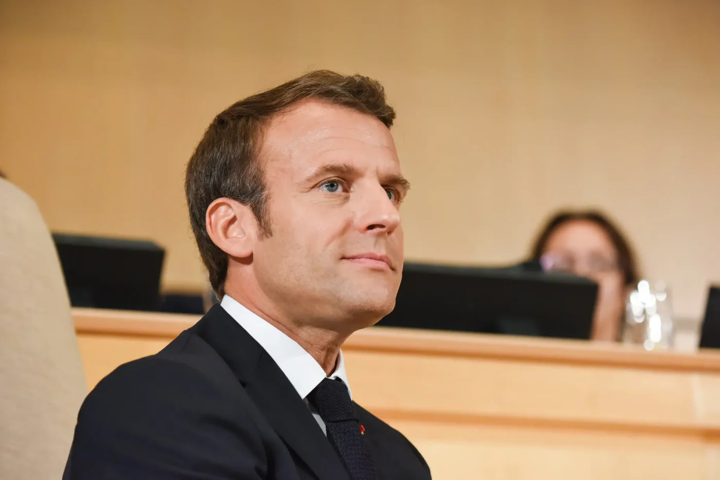 Emmanuel Macron dissolve parlamento e convoca novas eleições na França