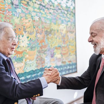 Em agenda privada, Lula visita FHC, Noam Chomsky e Raduan Nassar