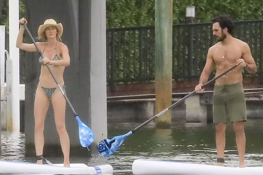 Gisele Bündchen e namorado fazem stand up paddle juntos em Miami