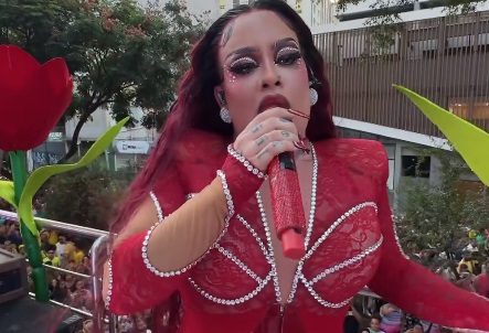 Gloria Groove interrompe show e impede assalto a fã na Parada LGBT+ de SP