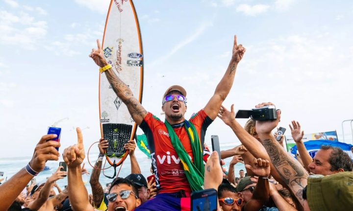 Italo Ferreira vence em Saquarema e entra no top 5 da WSL