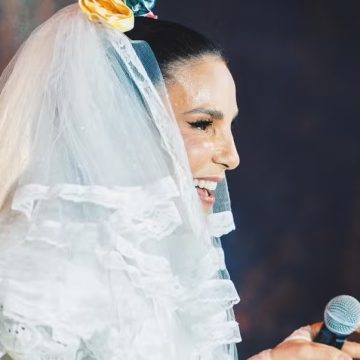 Ivete Sangalo faz show vestida de noiva em clima junino na BA; veja vídeos