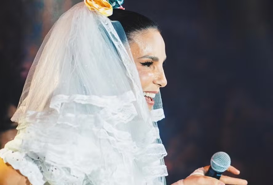 Ivete Sangalo faz show vestida de noiva em clima junino na BA; veja vídeos