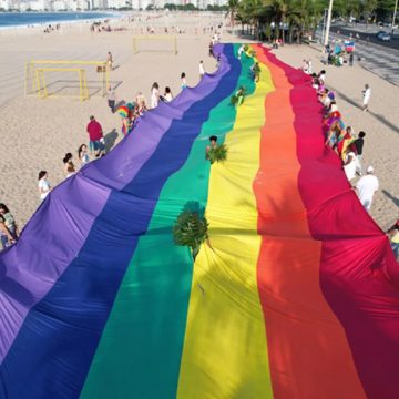 Cidade brasileira ganha a maior bandeira arco-íris do mundo em celebração ao Dia do Orgulho LGBTQIA+