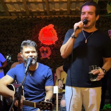 Em dia de folga, Marcos e Belutti surpreendem fãs e cantam em barzinho em Feira de Santana. Veja vídeo