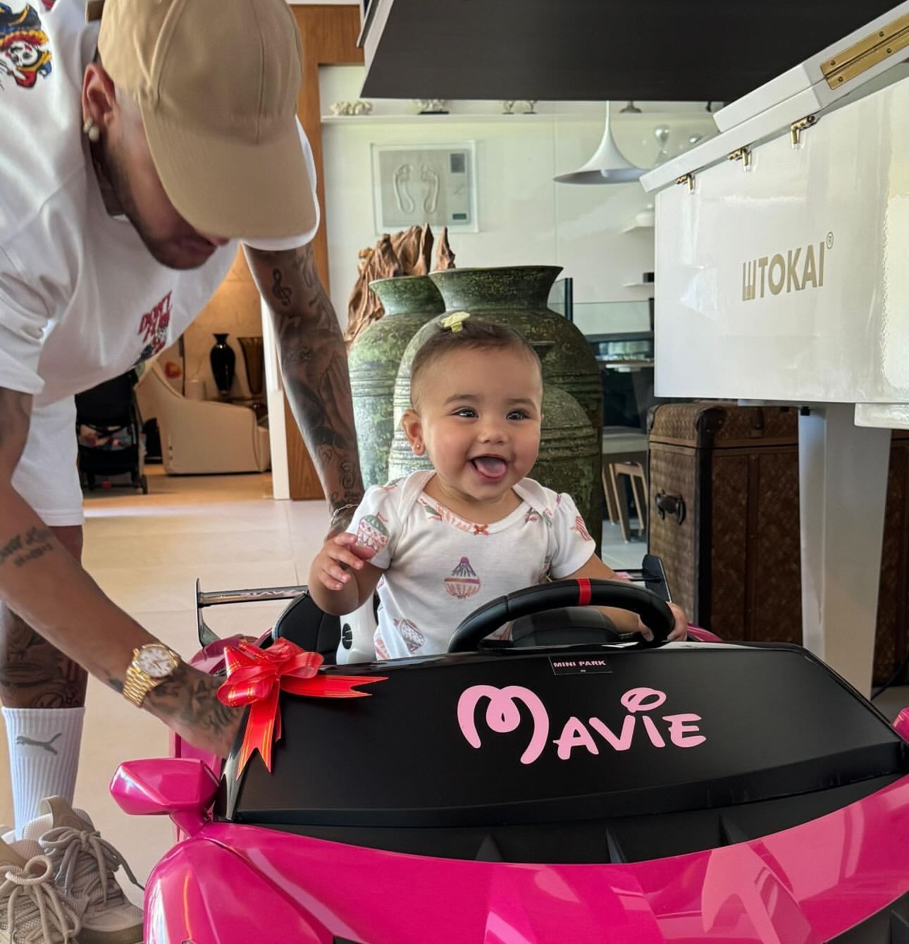 Filha de 8 meses de Neymar ganha mini Lamborghini elétrica de presente