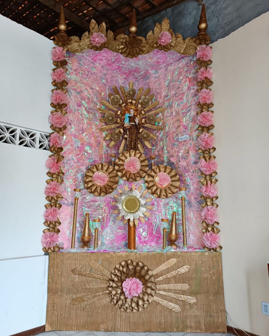 Artista plástico mantém tradição e monta altar no Carmo para celebrar Santo Antônio