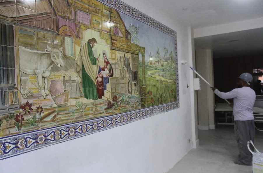 Painel de azulejos datado da década de 70 é encontrado no Hospital Sagrada Família