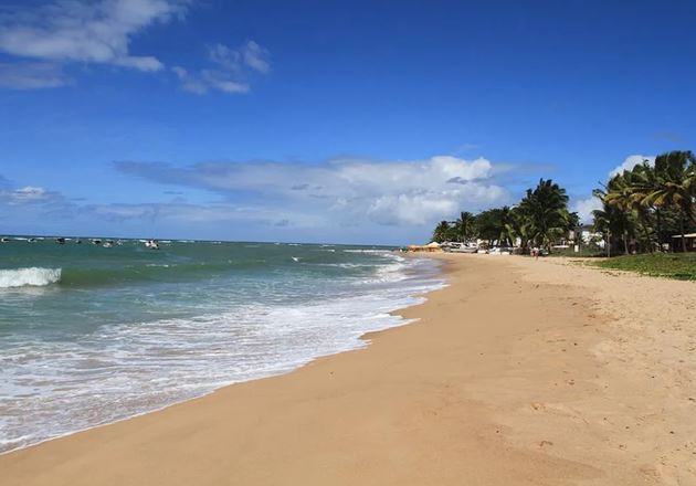 A praia do Paraíso é uma das queridinhas da região, tanta por banhistas, quando por surfistas. Ela fica na região de um condomínio, que tem o mesmo nome da Praia e dá a ela um ar de exclusividade, apesar de ter acesso livre pela praia. 