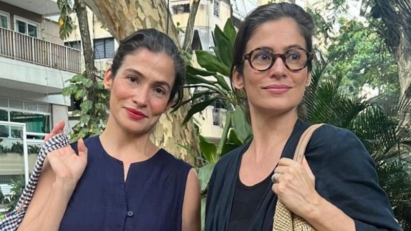 Renata Vasconcellos celebra 52 anos ao lado da irmã gêmea e confunde fãs