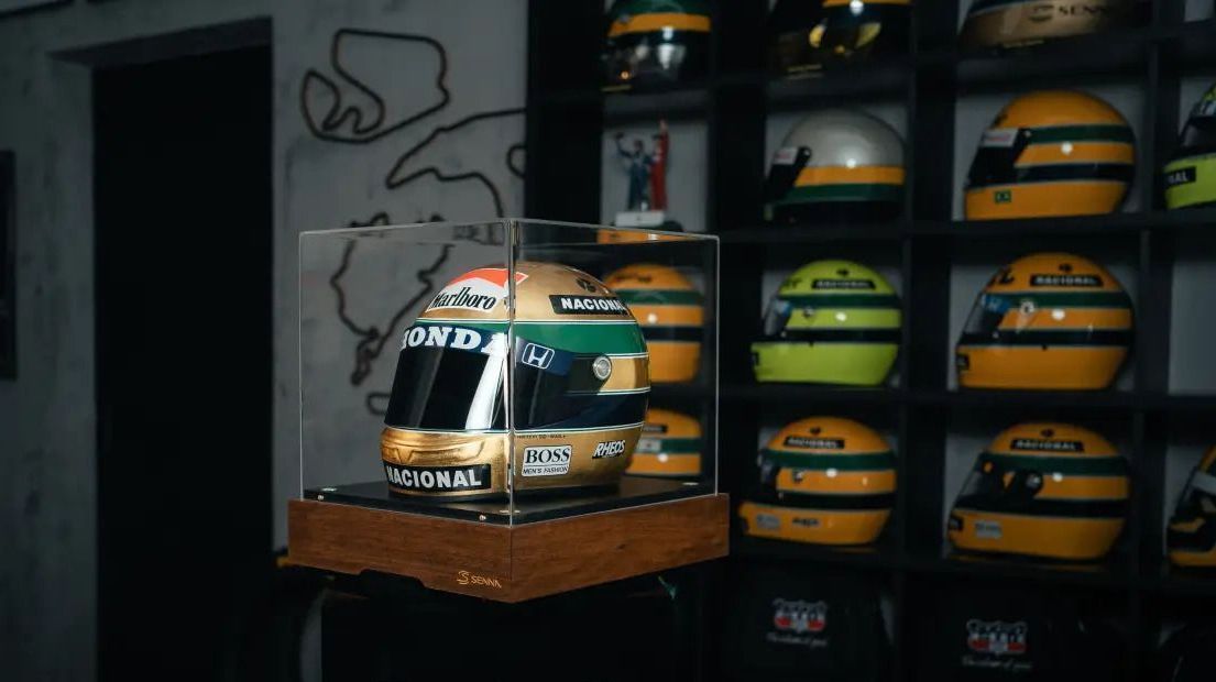 Empresa lança capacete folheado a ouro em homenagem a Senna