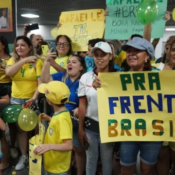 Seleção brasileira feminina é ovacionada por torcida baiana em aeroporto de Salvador