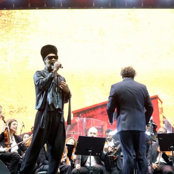 Carlinhos Brown e Orquestra Ouro Preto apresentam concerto inédito em Copacabana; veja fotos
