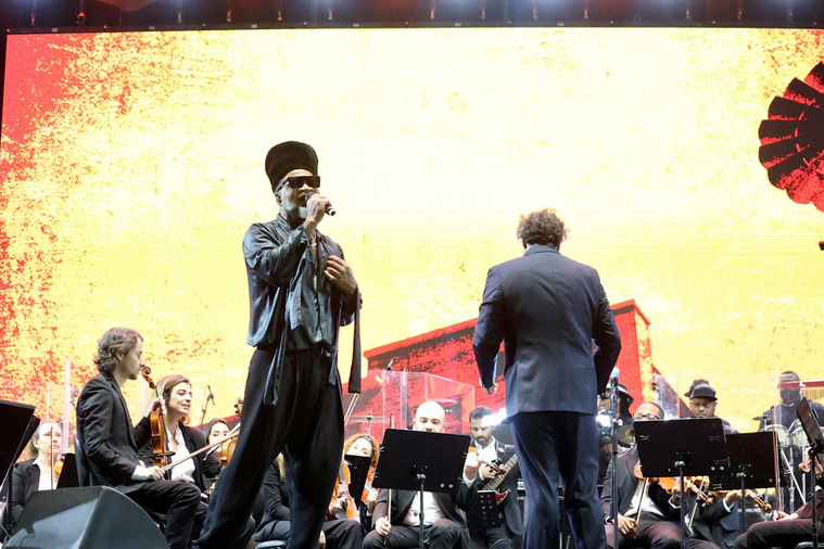 Carlinhos Brown e Orquestra Ouro Preto apresentam concerto inédito em Copacabana; veja fotos