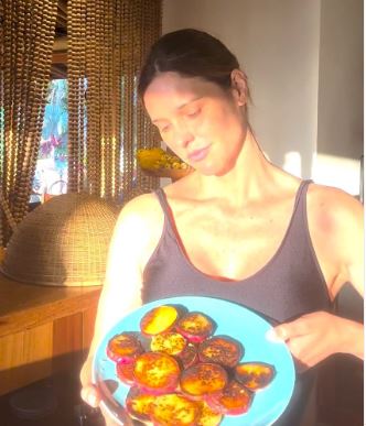 Na Bahia, Fernanda Lima fala sobre alimentação dos filhos após viralizar vídeo em que serve batata doce no avião