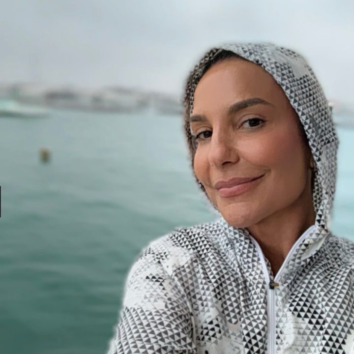 Ivete Sangalo curte dia chuvoso pela Baía de Todos os Santos