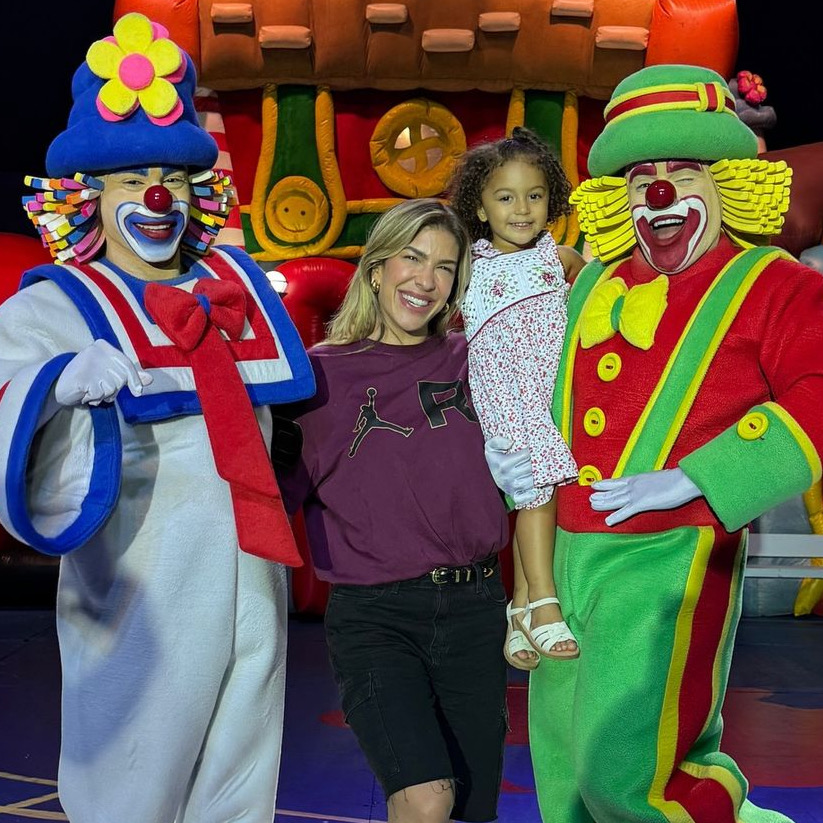 Liz, filha de Leo Santana e Lore Improta, se diverte em show de Patati e Patatá