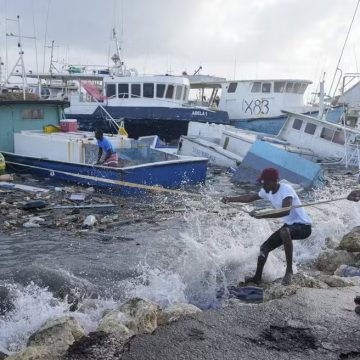 Furacão Beryl atinge escala máxima e mata 4 após tocar solo no Caribe