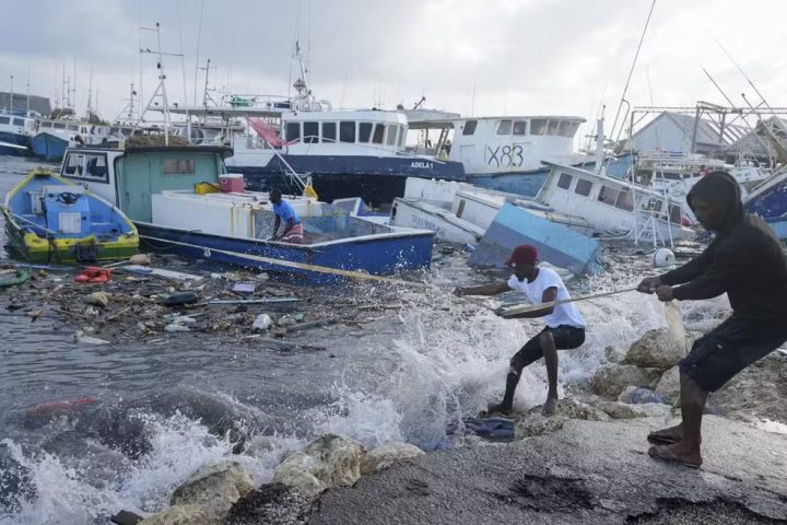 Furacão Beryl atinge escala máxima e mata 4 após tocar solo no Caribe
