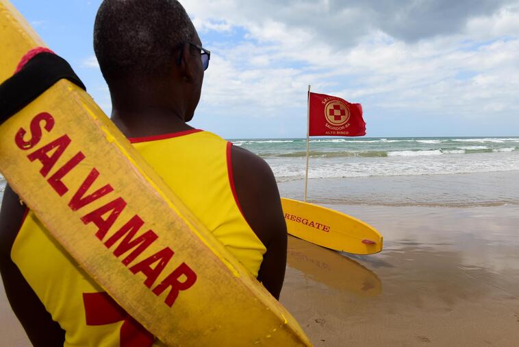 Banhistas devem reforçar cuidados ao aproveitar a praia durante período de inverno