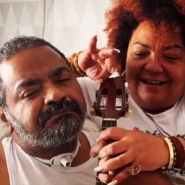 Arlindo Cruz emociona em vídeo tocando banjo com a ajuda da esposa