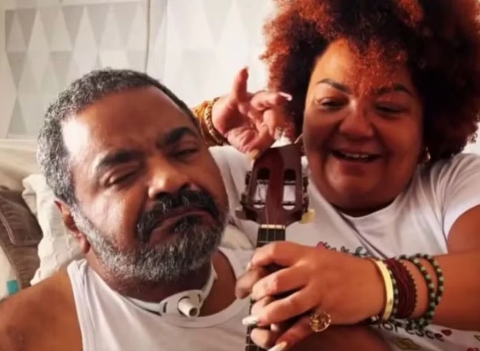 Arlindo Cruz emociona em vídeo tocando banjo com a ajuda da esposa