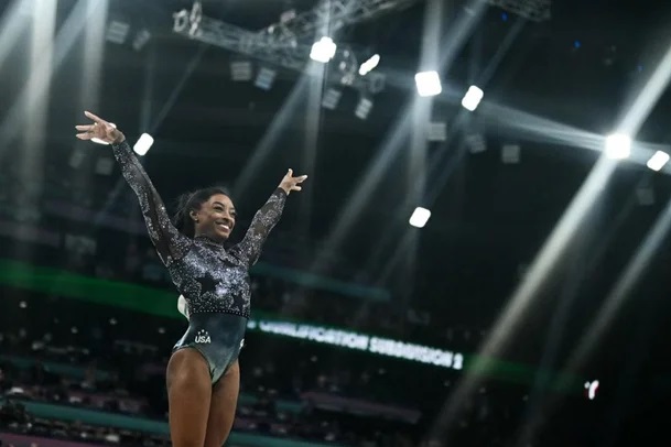 Paris-2024: com dores na panturrilha, Simone Biles lidera classificação na Ginástica Artística