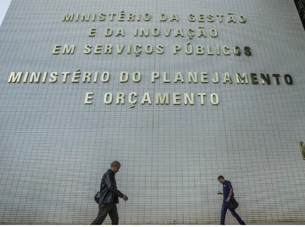 Servidores federais em trabalho remoto devem disponibilizar número para contato do público; entenda